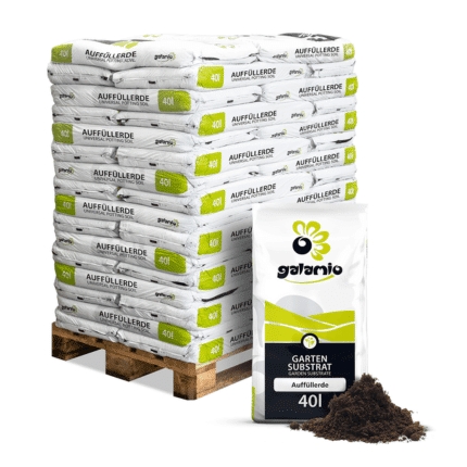 Mehrere Säcke mit hochwertiger Erde auf Palette ordentlich gestapelt. Die Verpackung zeigt ein Gartenmotiv und weist auf die Verwendung von Pflanzerde und Gartenerde für die Bodenverbesserung hin.