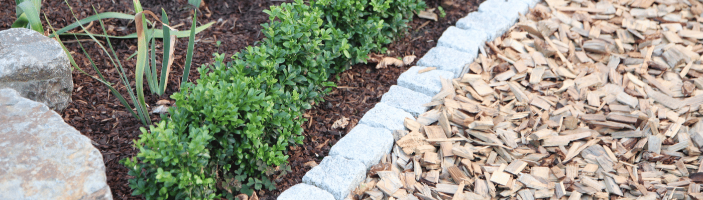 Hackschnitzel Weg anlegen: Natürliche Gartengestaltung mit Hackschnitzeln fertiger Gartenweg mit Hackschnitzeln als Naturpfad im Garten