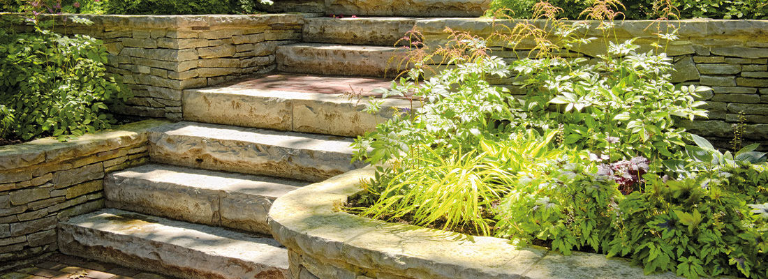 Eine Treppe aus Natursteinen bauen.